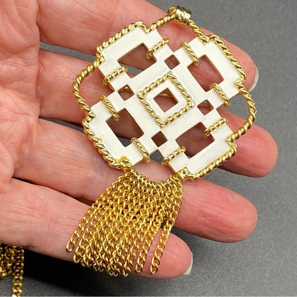 Vintage AVON White Enamel & Gold Tone Geometric Brooch Necklace On Long Chain - Picture 11 of 11